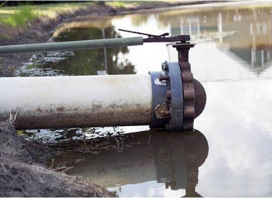 采用耐腐蚀凸轮大香蕉黄色电影抽吸含油废水 采用耐腐蚀凸轮大香蕉黄色电影抽吸含油废水